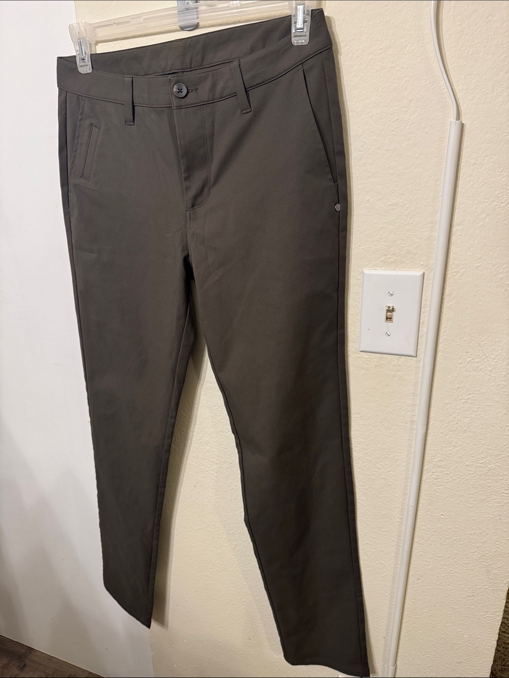 Vuori Men's Pants Cascade Tech Chino Pants Dark Oregano Size 30 32” inseam NWOT
